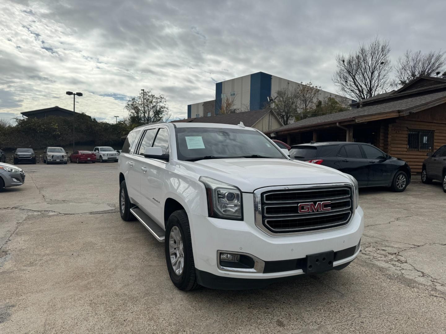 2015 GMC Yukon XL SLT 1/2 Ton 2WD (1GKS1HKC5FR) with an 5.3L V8 OHV 16V engine, 6-Speed Automatic transmission, located at 945 E. Jefferson Blvd, Dallas, TX, 75203, (214) 943-7777, 32.752514, -96.811630 - Photo#1